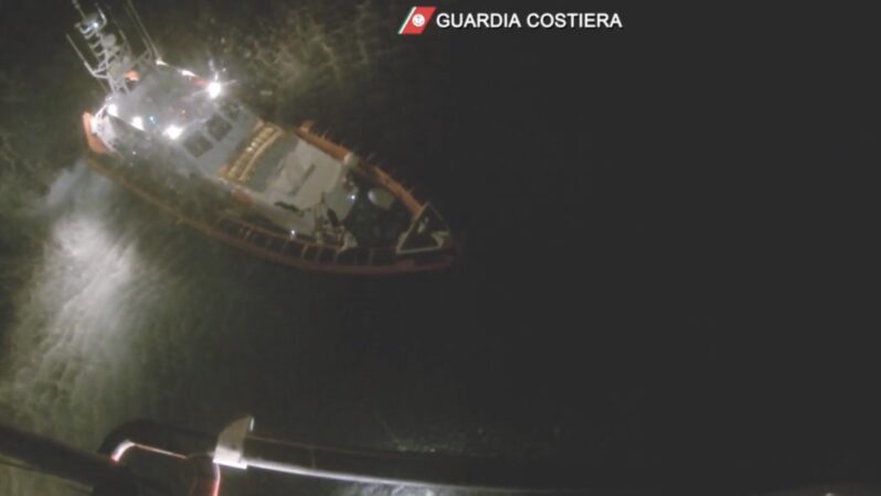 Soccorso barcone al largo delle coste siciliane: 8 cadaveri a bordo