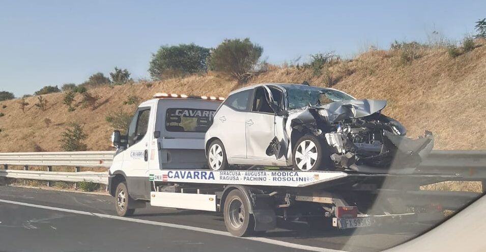 Incidente sulla Siracusa-Catania: camion si ribalta, un ferito