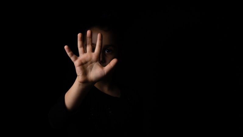 Violentano dodicenne e filmano la scena, arrestati due quindicenni