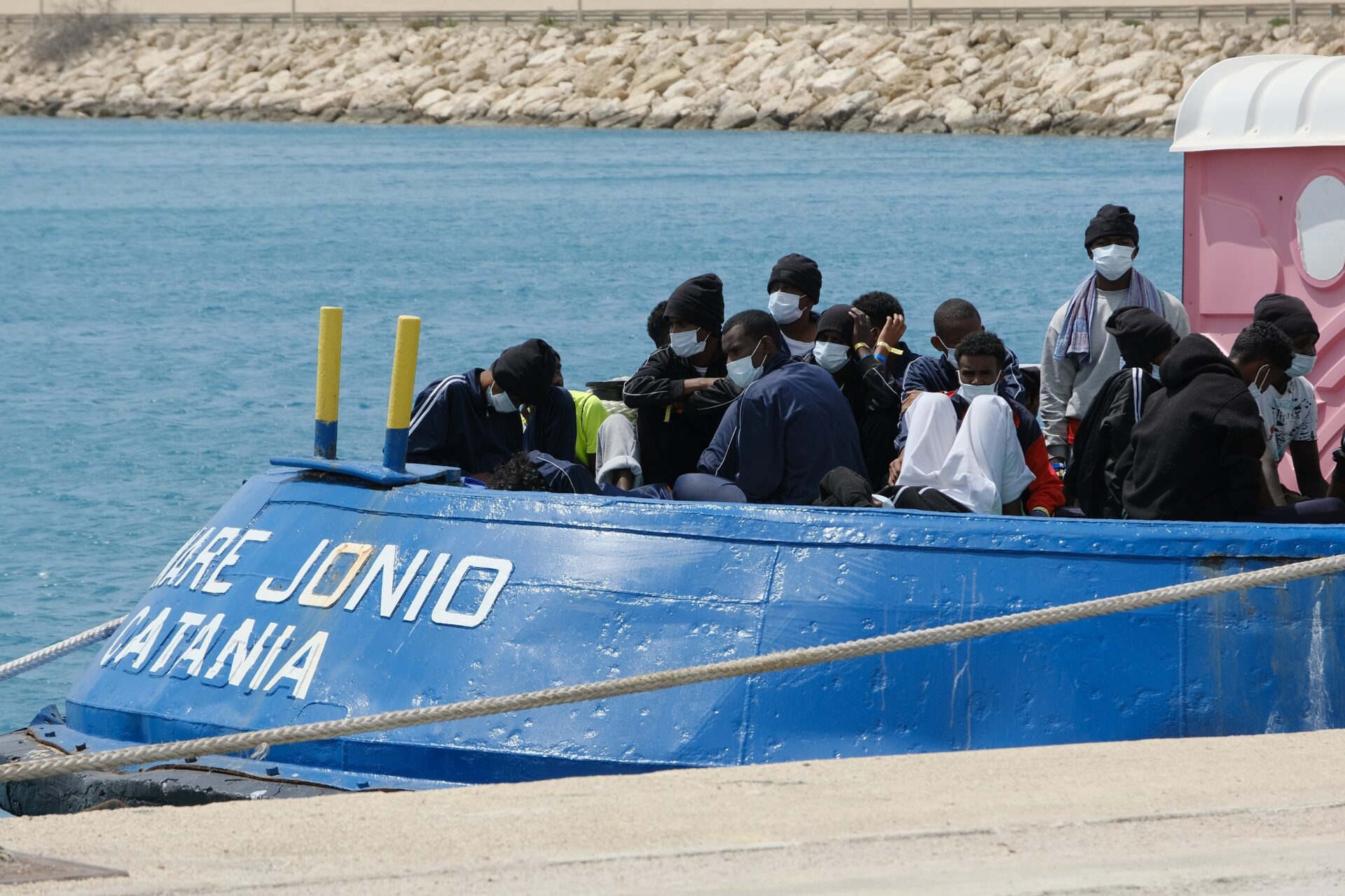 Migranti: in arrivo altri 4 cadaveri a Lampedusa, aperte due inchieste. In 900 lasciano l’isola con nave Diciotti e traghetti
