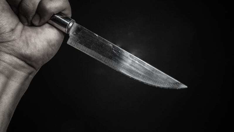 Tentato omicidio nel Catanese, 18 coltellate al vicino di casa per vecchi rancori