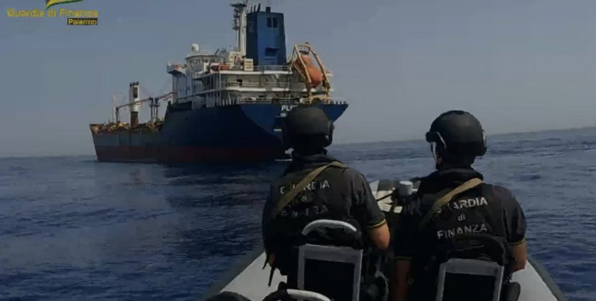 Sequestro di oltre 5,3 tonnellate di cocaina: arrestato l’equipaggio della nave Plutus