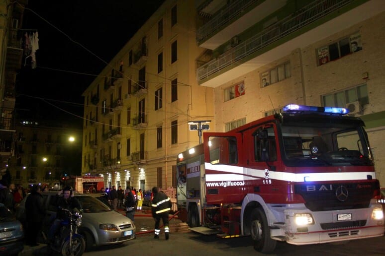 Donna muore folgorata, in fiamme la sua abitazione