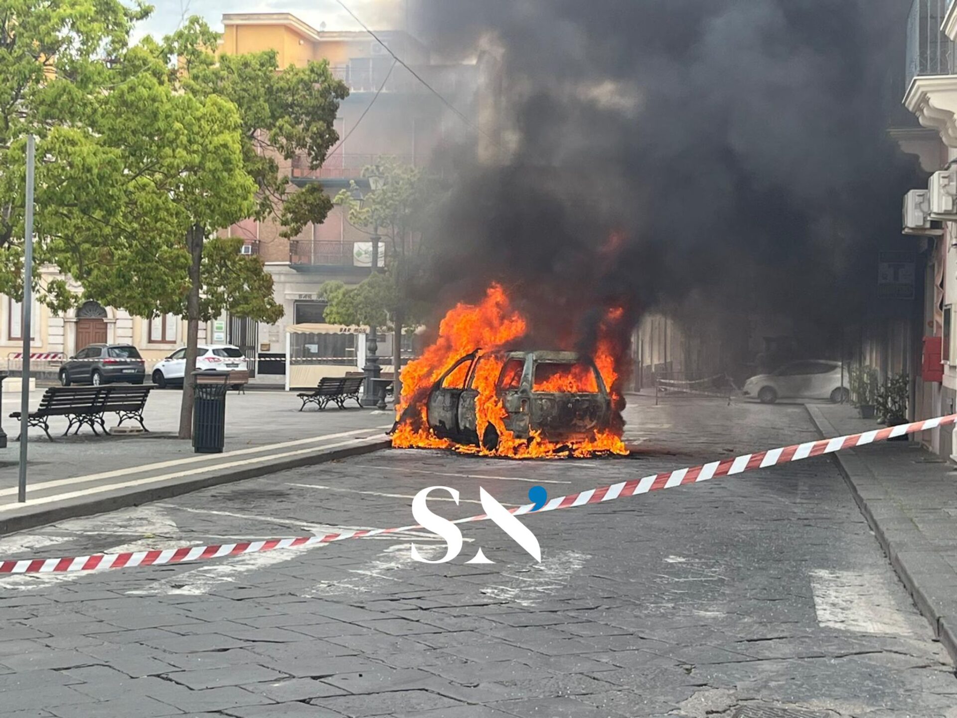 Auto in fiamme: dentro un cadavere carbonizzato