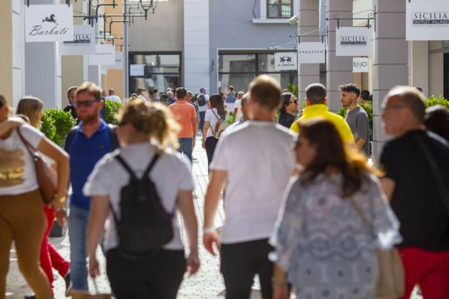 Sicilia Outlet Village oltre 40mila persone nelle vie dello shopping per l opening Sicilia News